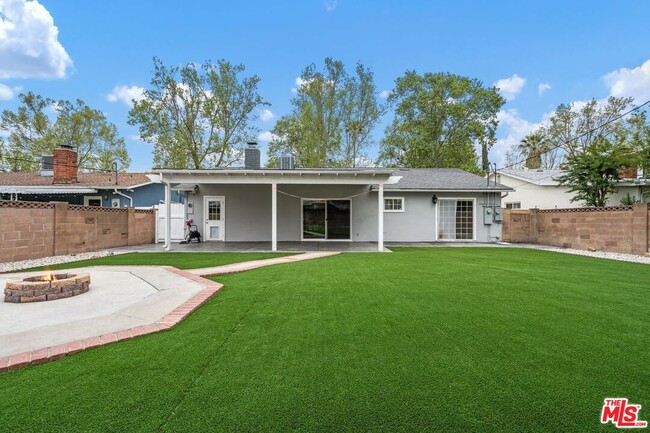 Building Photo - 23922 Archwood St