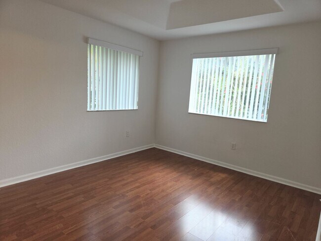 Building Photo - 3 Bedroom / 3 Bathroom Townhouse in Keys Cove Gated Community