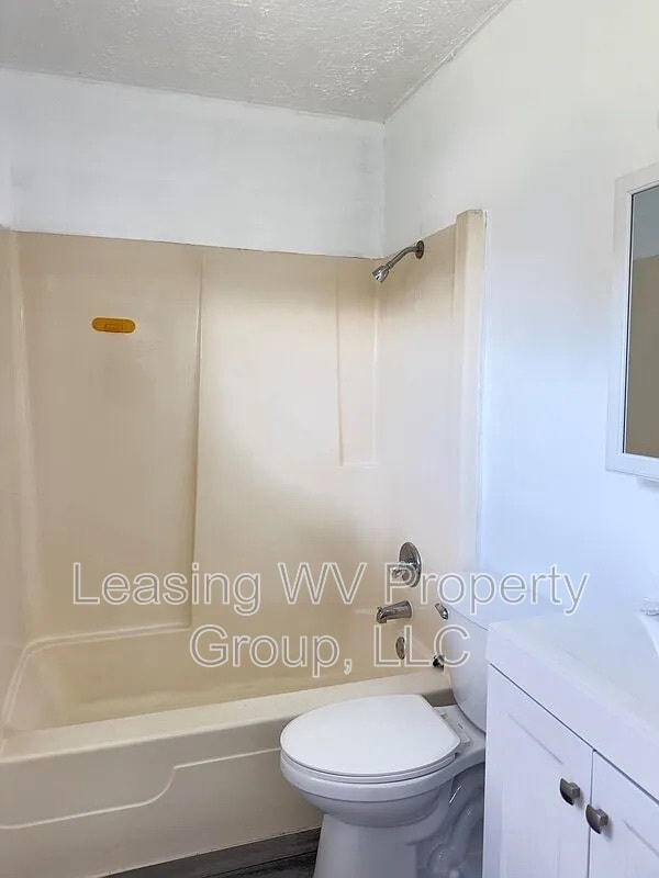 Building Photo - 3305 Carpenter Avenue