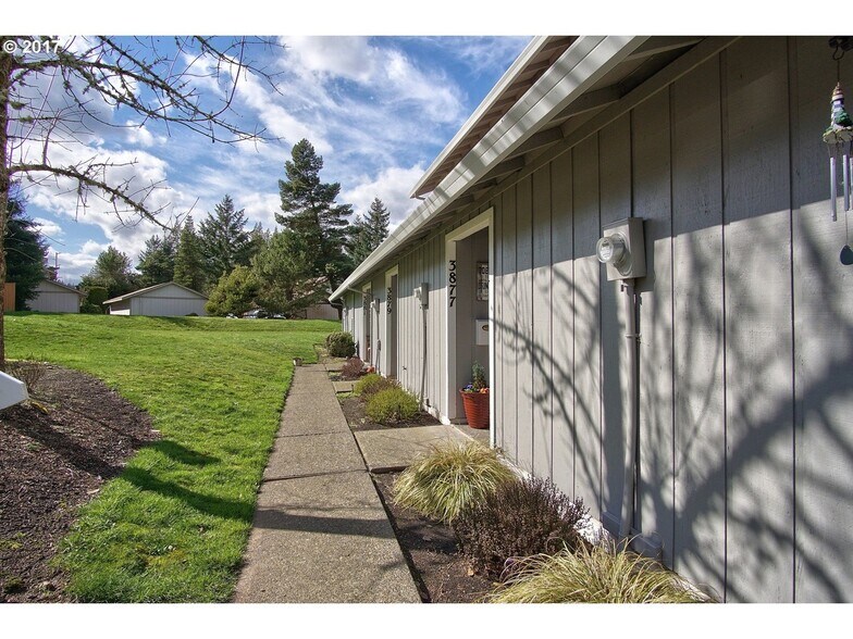 Building Photo - 3875 NW Chemult Pl