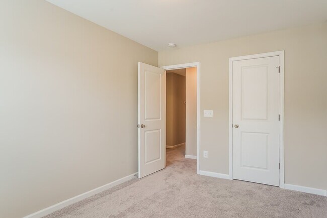 Building Photo - 547 Landing View Dr