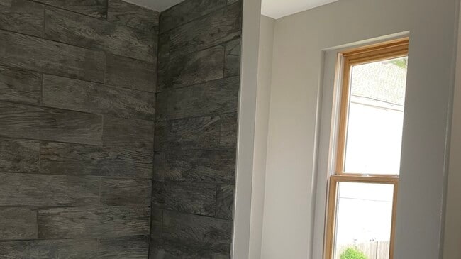 Building Photo - 8422 S Buffalo Ave