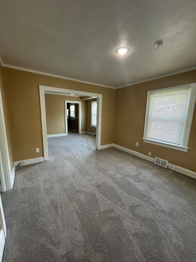 Building Photo - 2 Bed 1 Bath House!! $995.00
