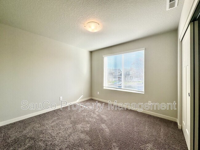 Building Photo - 6648 SE Genrosa St