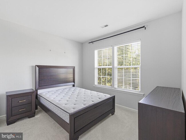 Building Photo - 45370 Barefoot Dr