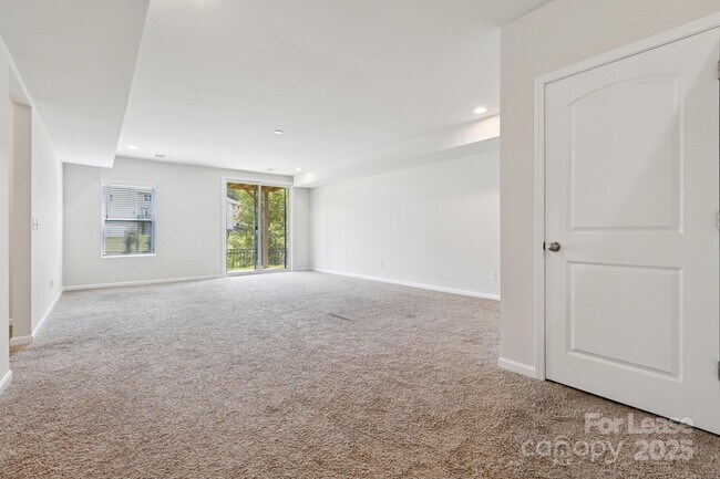 Building Photo - 17121 Carolina Pine Row