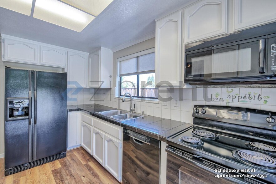 Building Photo - Unit