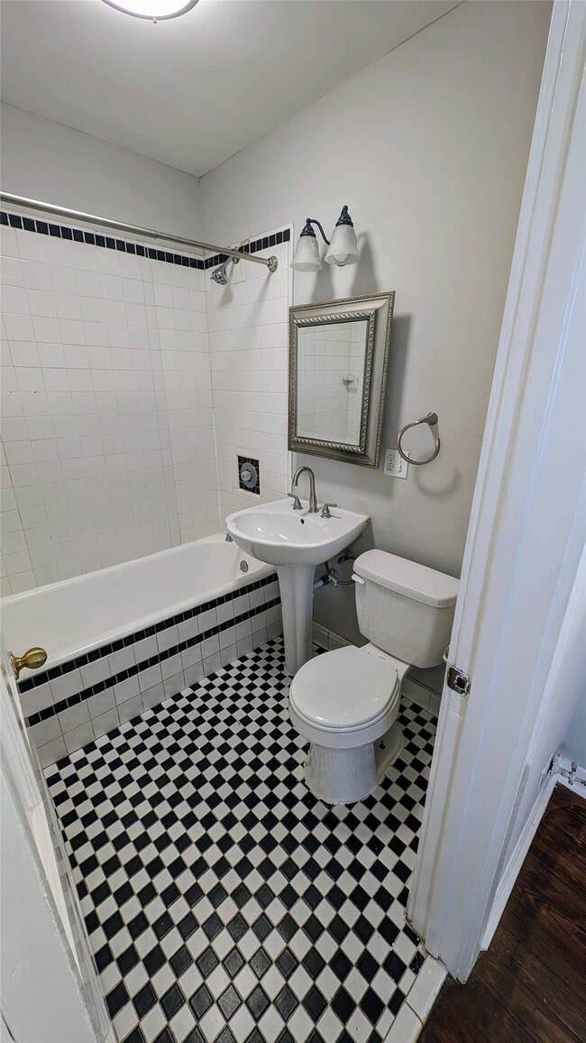 Building Photo - 2409 Ridgewood St