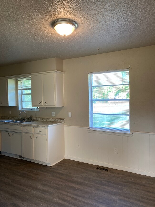 Building Photo - 4808 Sunset Terrace