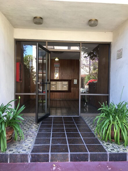 Building Photo - 417 Arnaz Dr