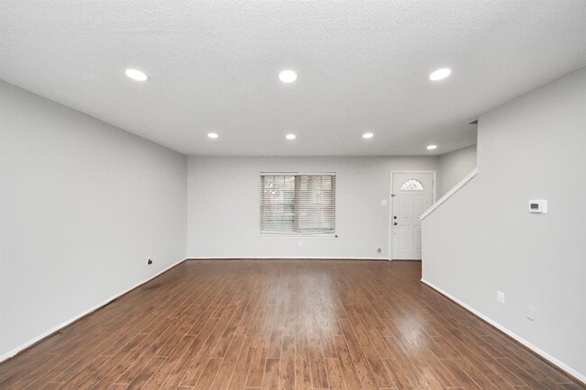 Building Photo - 515 Tallowood Rd