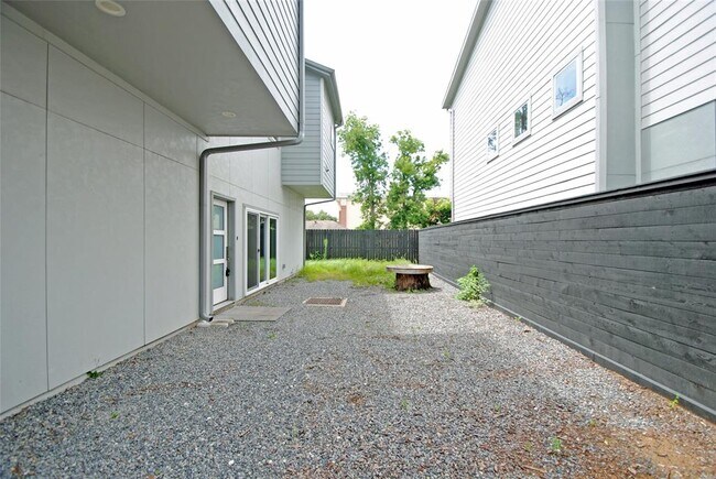 Building Photo - 7707 Jack Oak Ave