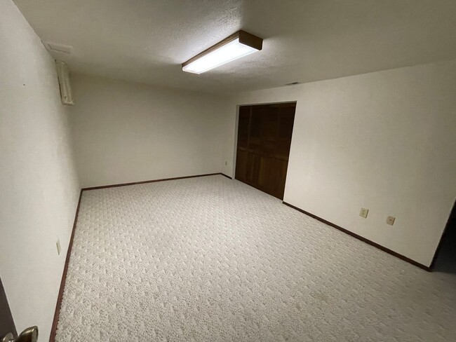 Building Photo - Spacious Condo in West Billings with a tennis court, basketball court & pool!