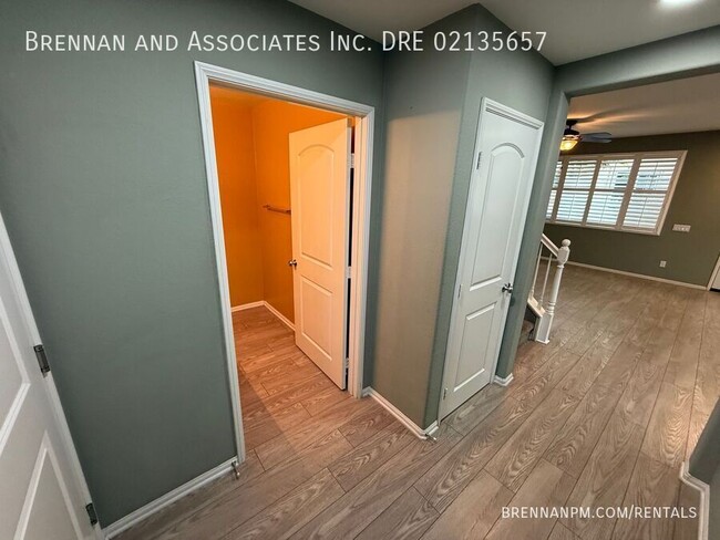 Building Photo - 1410 Heron St
