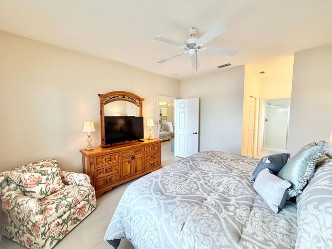 Building Photo - ** CROWN POINTE SHORES ** 2 BED + DEN / 2 BATH - GARAGE - TURNKEY FURNISHED - ANNUAL RENTAL