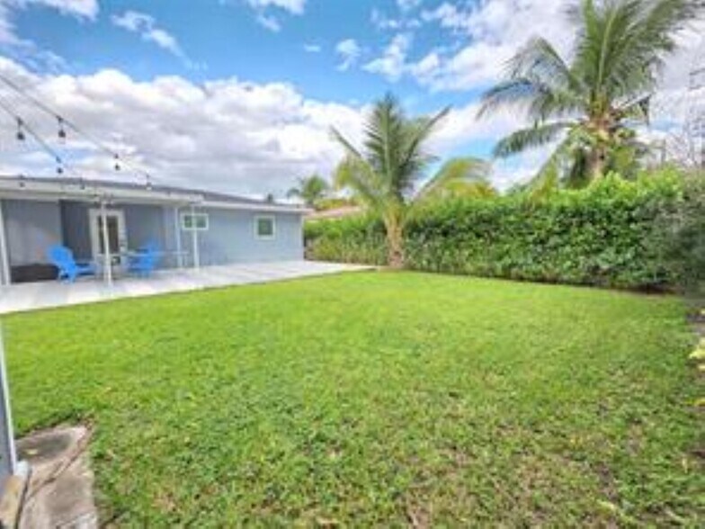 Building Photo - 250 NE 42nd Ct