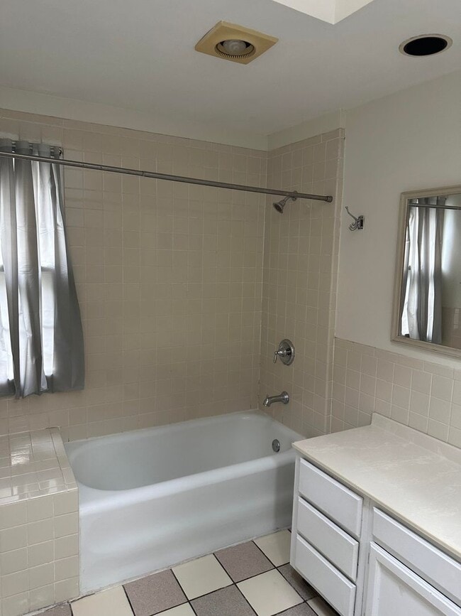 Building Photo - Large 3-bedroom house for rent in Wilmingt...