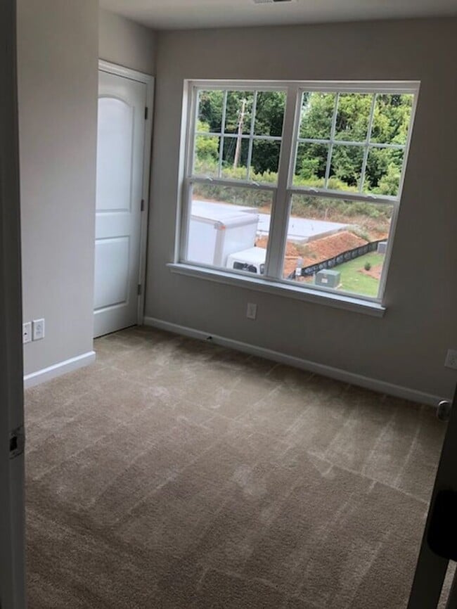 Building Photo - Beautiful 3BR 2.5BA TownHouse w/ In-Unit Laundry • Garage Parking • Stainless Kitchen in Charlotte