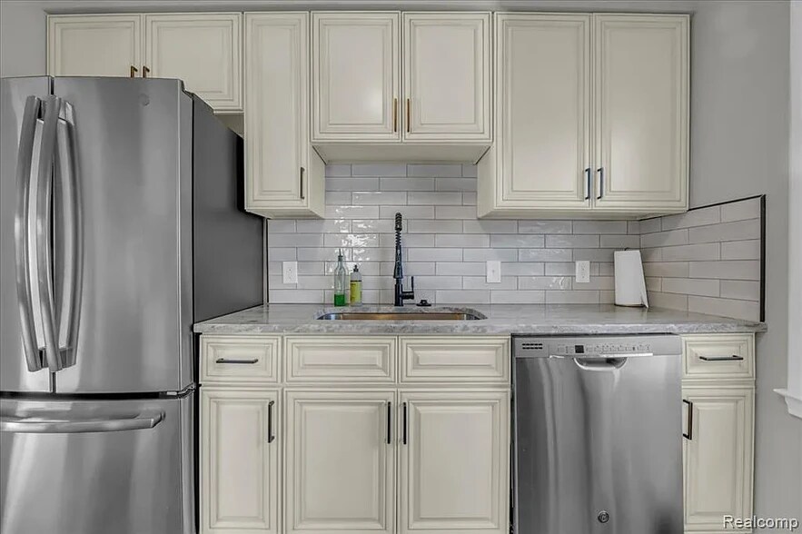 Building Photo - 266 Massoit St