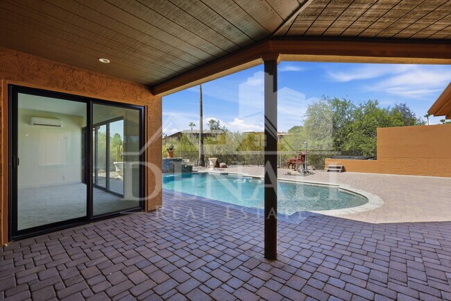 Building Photo - 10643 N Indian Wells Dr