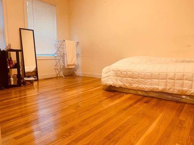 Building Photo - 128 Hillside St