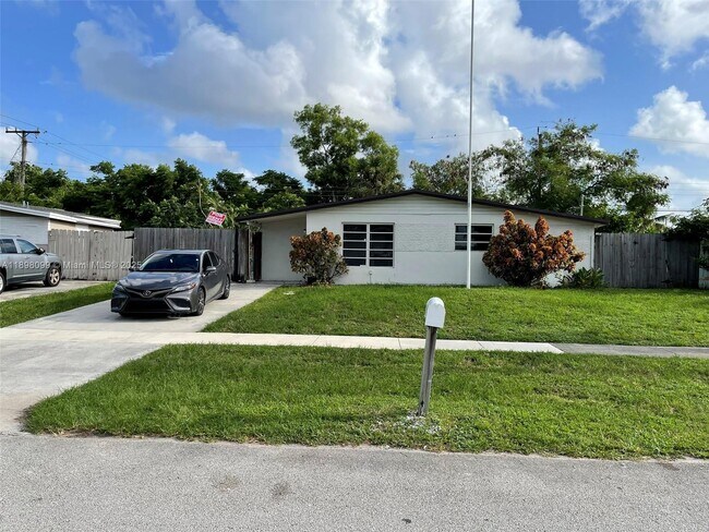 Building Photo - 5751 SW 38th Ct