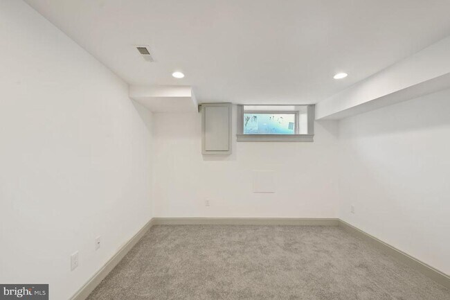 Building Photo - 740 S Linwood Ave