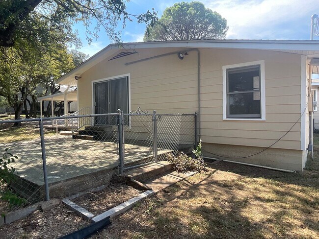Building Photo - **Available Now** AMAZING 3 bedroom 2 Bath...