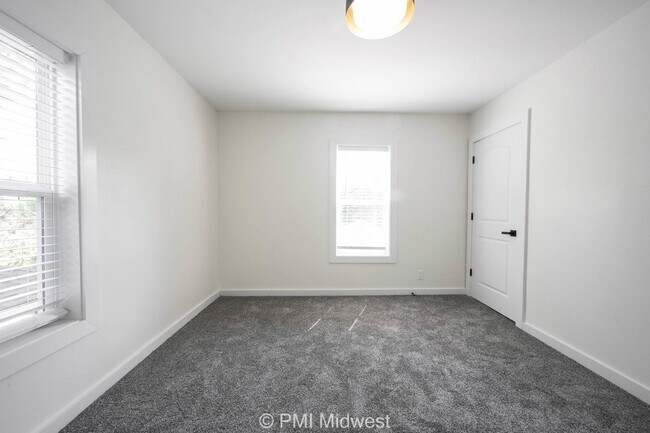 Building Photo - 428 N Bradley Ave