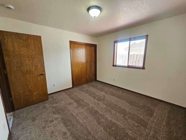 Building Photo - Beautiful 4 Bedroom Home on the Lake-May Rent FREE!