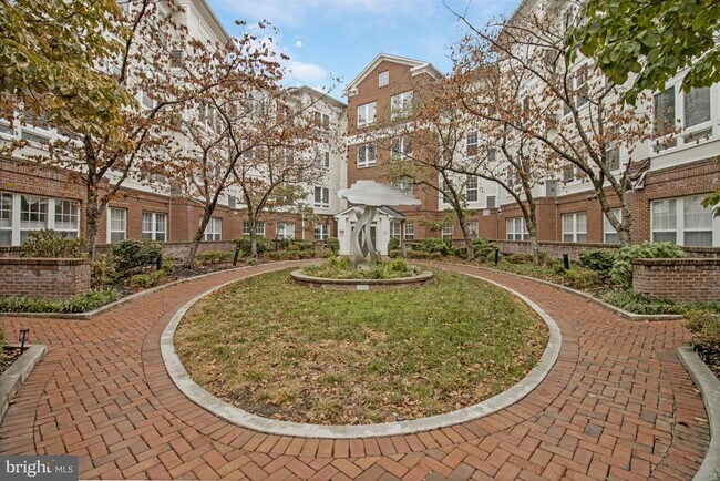 Building Photo - 801 S Greenbrier St