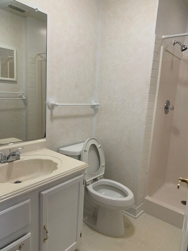 Building Photo - 2 bedroom 2 bath unit- Close to tanglewood!