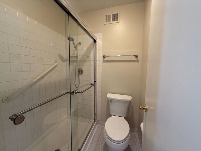 Building Photo - 3 Bed 2.5 Bath Available NOW!!! 2 Car Gara...