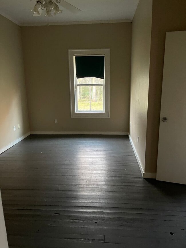 Building Photo - 2 bedroom country house