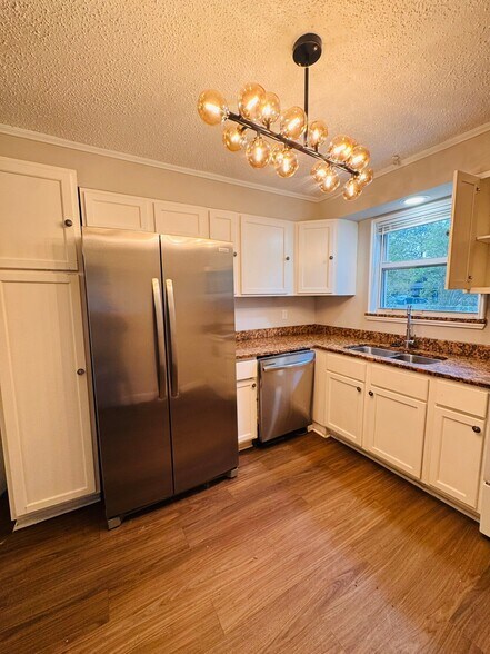 Building Photo - 2108 Burpee Dr