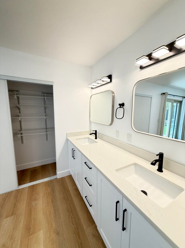 Building Photo - 9887 Broadmoor Dr