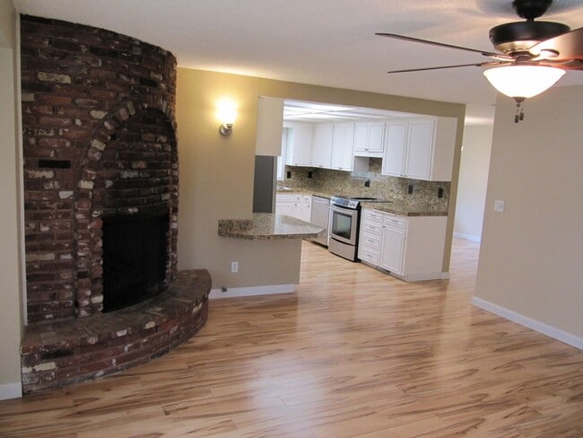 Building Photo - Three Bedroom Home in South Salem