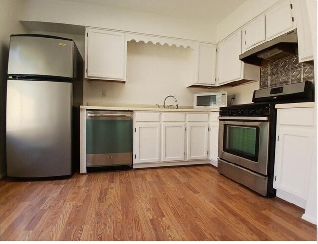 Building Photo - 1126 E Brompton Dr