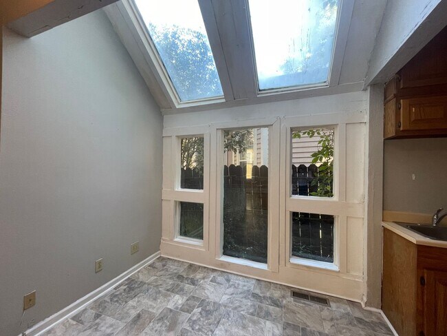 Building Photo - 984 Magnolia St