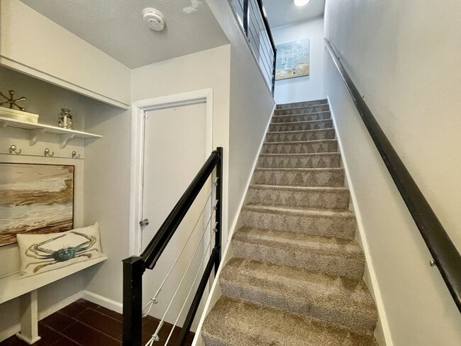 Building Photo - Freshly painted & Available NOW! Tri-Level...