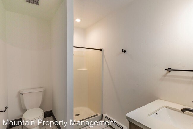 Building Photo - 10 br, 11 bath House - Employee Housing Op...