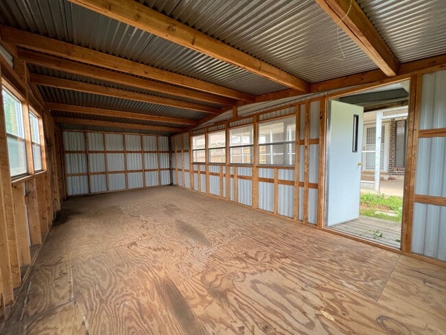 Building Photo - 3 Bedroom/2 Bathroom Home with Covered Pat...