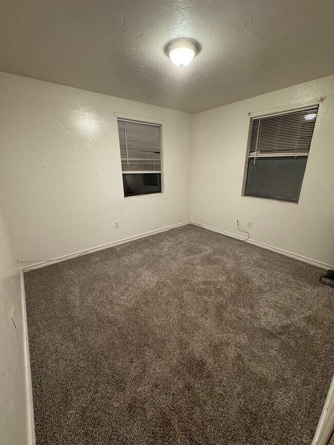 Building Photo - 211 SW 36th Ave