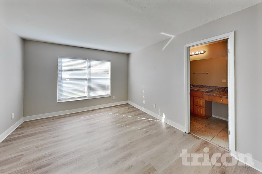 Building Photo - 1020 Red Oak Cir