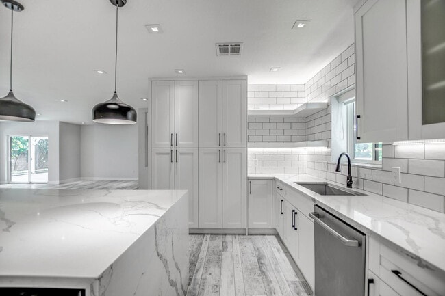Building Photo - 6929 E Mariposa Dr