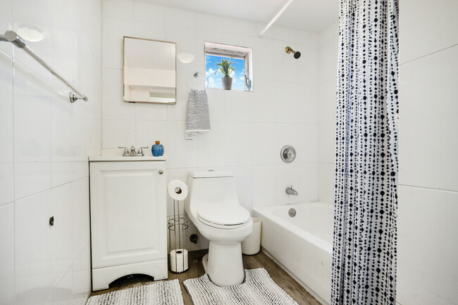 Building Photo - Master Room & Ensuite Bath - Miami (Coral ...