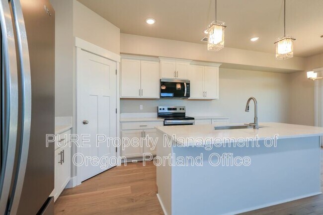 Building Photo - 504 NE Trillium Dr