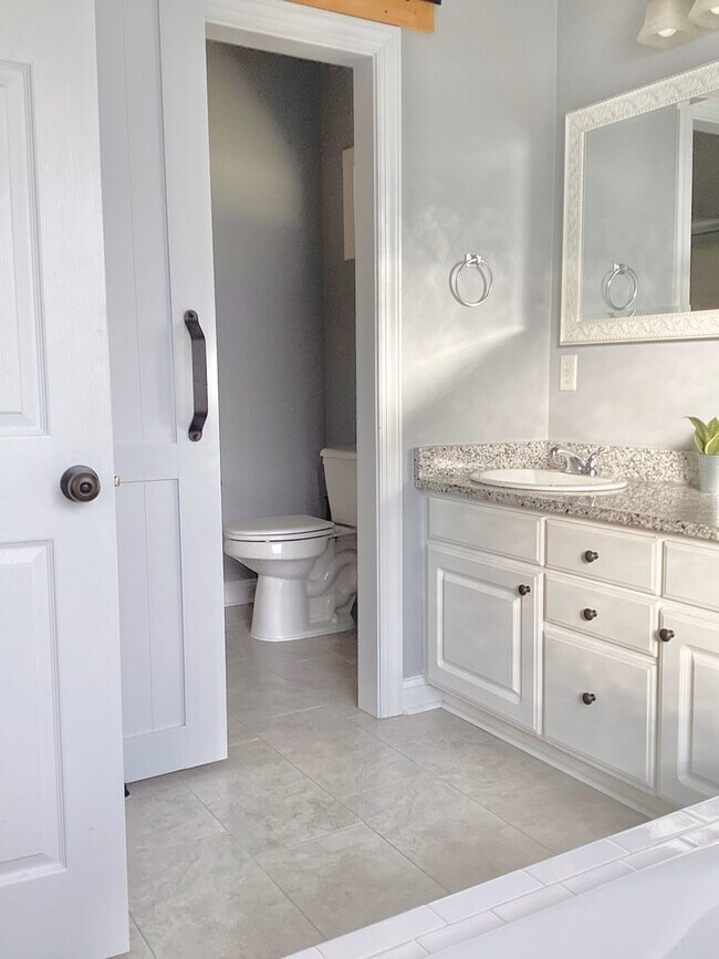Building Photo - 4 Bed/3 Bath Spacious Home! Extra 2 Car Ga...