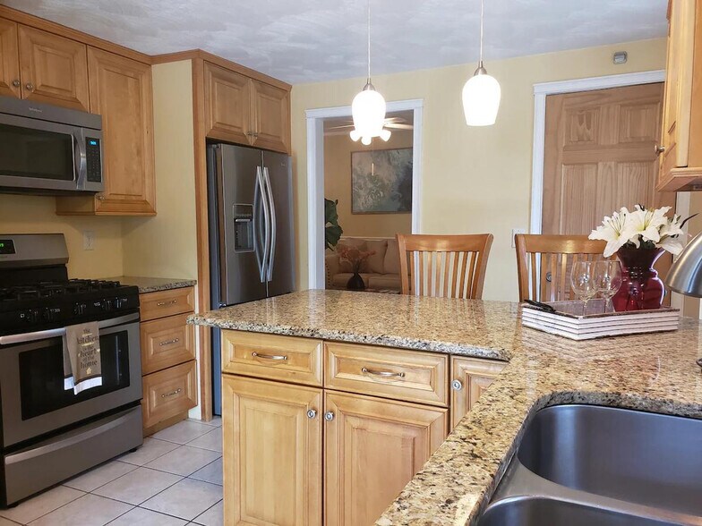 Building Photo - 21 Case Ave