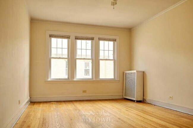 Building Photo - 1 bedroom in CHICAGO IL 60625